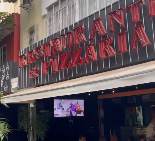 Pizzaria é acusada de racismo após impedir jovem negro de comer à mesa