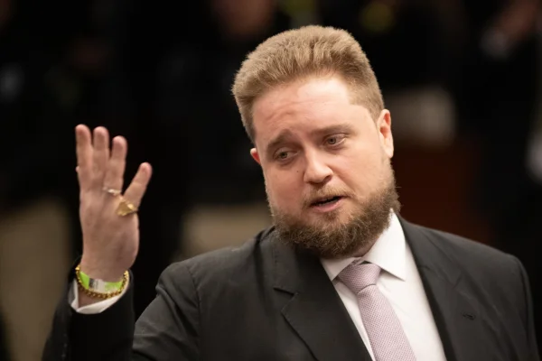 Advogado do general Augusto Heleno, Matheus Milanez durante atuação no segundo dia do julgamento do ex-presidente Jair Bolsonaro (PL) e de mais sete aliados, na Primeira Turma do Supremo Tribunal Federal (STF) - Metrópoles