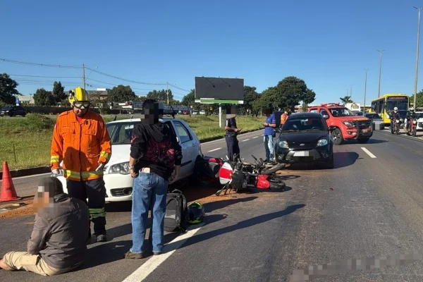 Acidente entre dois carros e duas motos deixa três feridos