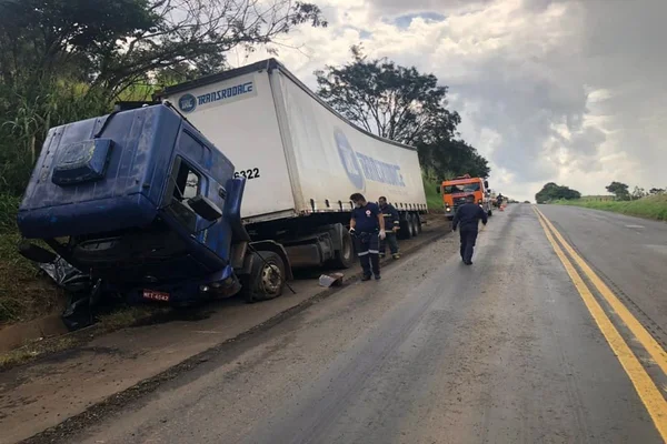 Caminhão acidente paraná