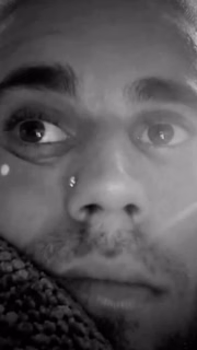 Justin Bieber posa com ar pensativo nas redes sociais