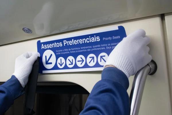 Imagem colorida mostra nova sinalização de assentos preferenciais do Metrô de São Paulo - Metrópoles