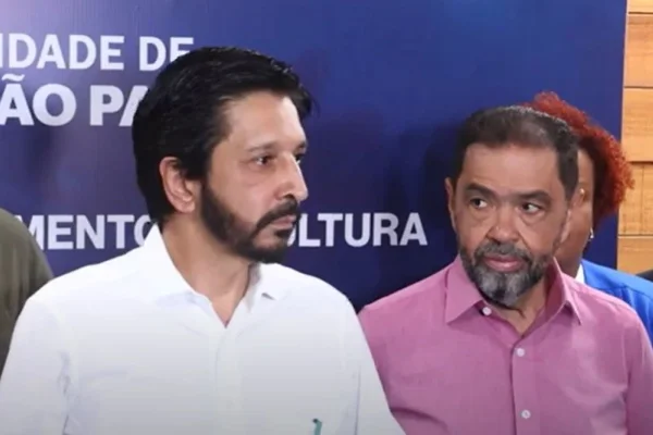 O prefeito Ricardo Nunes (esq.) ao lado do secretário de Cultura, Totó Parente (dir.) - Metrópoles