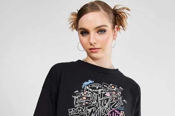 Na imagem com cor, modelo usa camiseta com estampa em realidade aumentada da Youcom