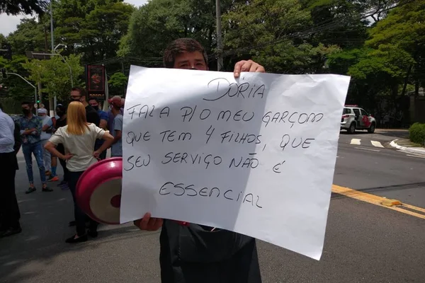 Protesto em SP pelo fechamento de estabelecimentos
