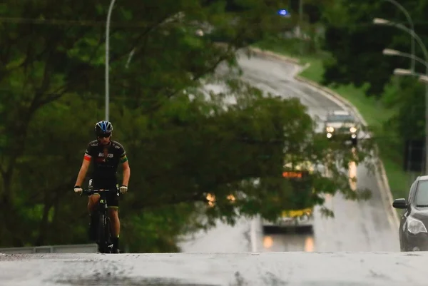 Inmet faz alerta de perigo para chuva intensa e ventos fortes no DF