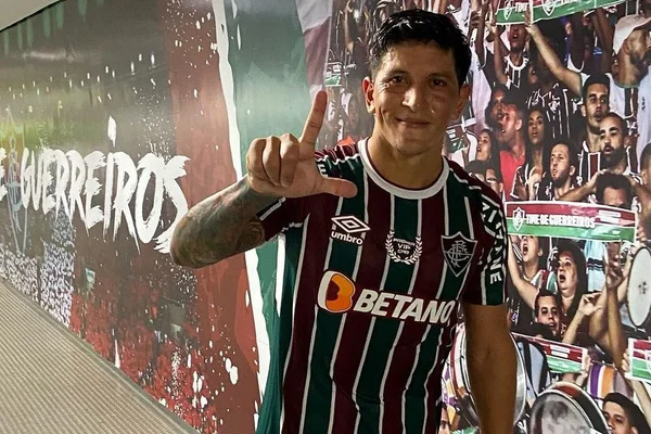 Em confraternização do Fluminense, Cano tirou a camisa e comemorou enquanto outros jogadores zombavam do Vasco