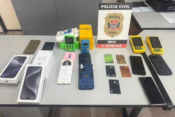 Imagem colorida de máquinas de cartão, cartões de crédito e celulares. Metrópoles
