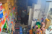 Imagens de câmera de segurança mostram a ação dos criminosos que roubaram 25 mercados