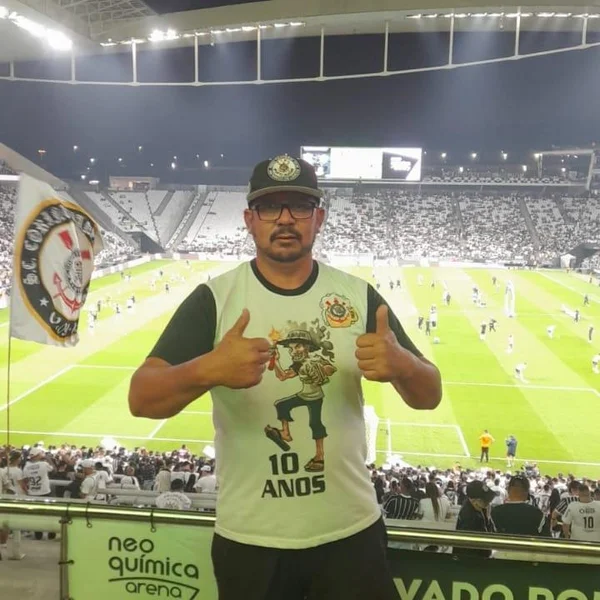 imagem colorida mostra hamilton rogério dos santos em foto tirada durante jogo do corinthians - metrópoles