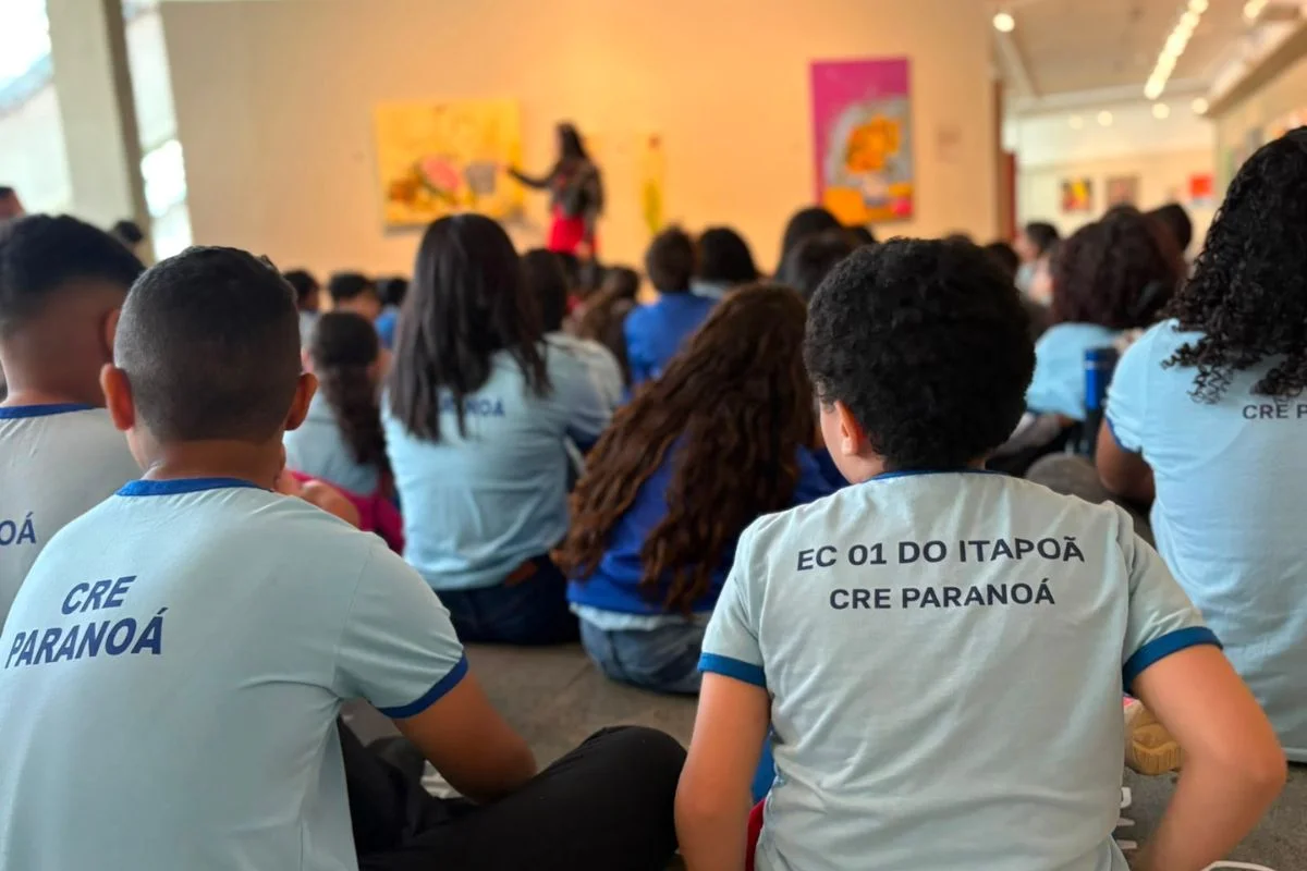 Estudantes do Itapoã visitam mostra Constelações Contemporâneas Estudantes do Itapoã visitam mostra Constelações Contemporâneas