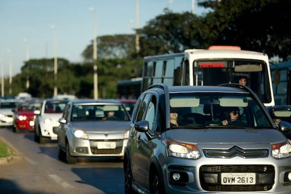 Engavetamento com cinco carros na L4 Sul deixa uma pessoa ferida