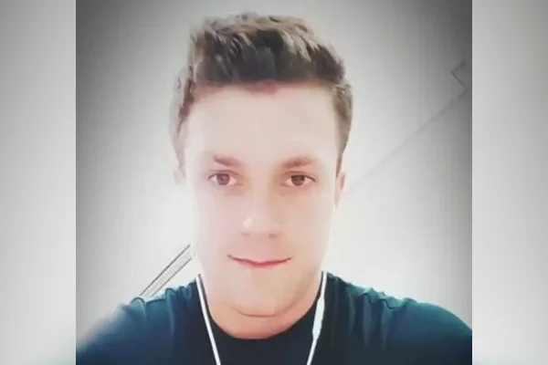 Quem é o personal que destruiu a moto da namorada e a ameaçou de morte