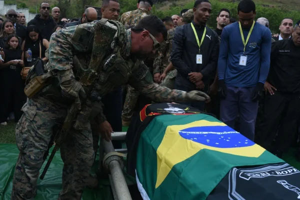 Tiros e chuva de pétalas: PMs mortos em operação no Rio são enterrados