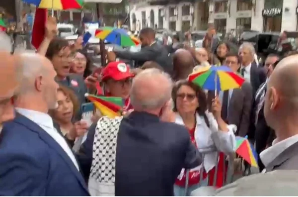 Lula recebe apoiadores em Paris