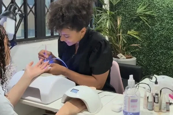 Especialistas comentam retorno de Natália Deodato à profissão de manicure - destaque galeria