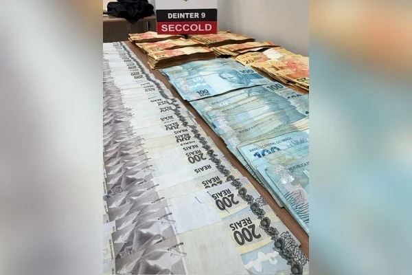 Foto colorida de dinheiro apreendido durante operação