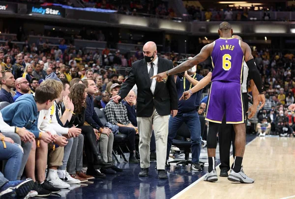 Casal faz gestos obscenos contra LeBron James e é expulso de ginásio