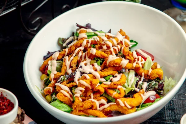 salada com crocante de macarrão servida em bowl branco
