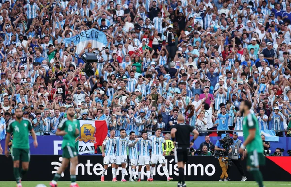 Jogadores da Argentina comemoram gol diante da Argélia na Copa do Mundo