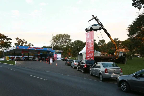 Brasiliense acorda cedo para abastecer o carro com gasolina a R$ 2,14