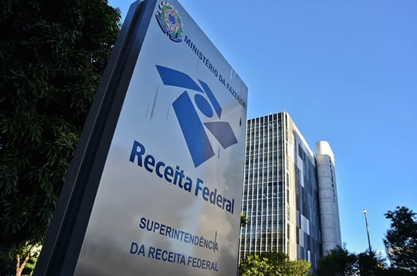 Leilão da Receita tem iPhone por R$ 480 e caminhão cargo por R$ 9 mil