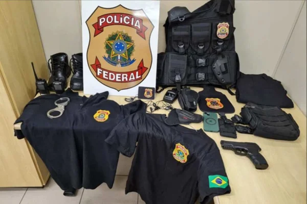 Imagem colorida mostra material apreendido pela PF, que faz operação contra homem que se passava por policial federal - Metrópoles