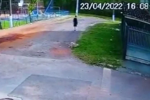 Vídeo mostra homem pulando cerca de quadra para espancar adolescente