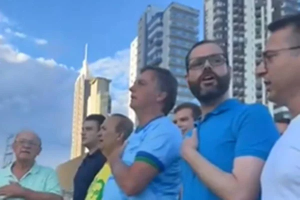 Foto colorida de Jair Bolsonaro em Balneário Camboriú - Metrópoles