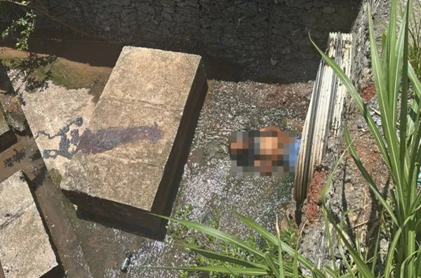 Homem tem dedo decepado e pescoço cortado após ter morte encomendada