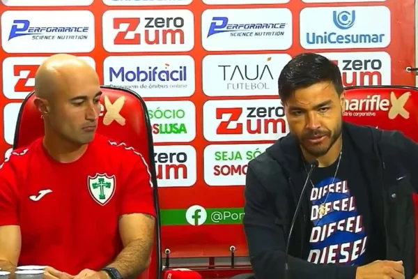 Foto colorida de Cauan Almeida e Cristiano durante coletiva da Portuguesa - Metrópoles