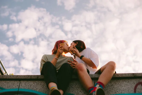 Será que você deve falar sobre seu passado sexual com seu parceiro?