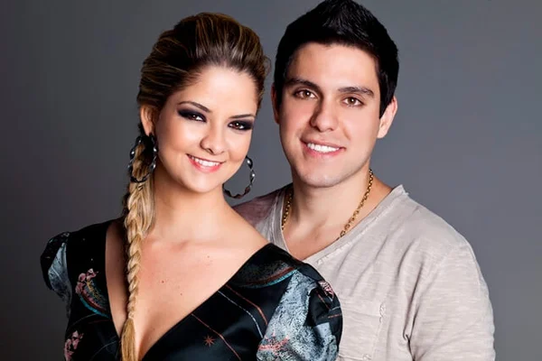 Maria Cecília e Rodolfo anunciam gravidez durante show