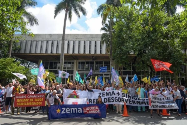 Servidores protestam em MG: “Zema + Simões é igual trem desgovernado”