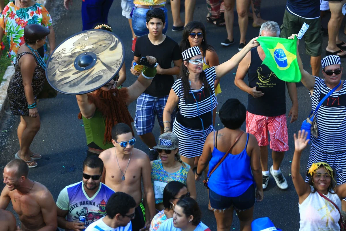 Foliões tomam as ruas de Brasília no segundo dia de carnaval - imagem 20 Foliões tomam as ruas de Brasília no segundo dia de carnaval - imagem 20