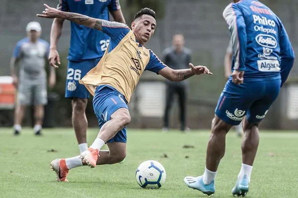 Imagem colorida de Cueva com a camisa do Santos - Metrópoles