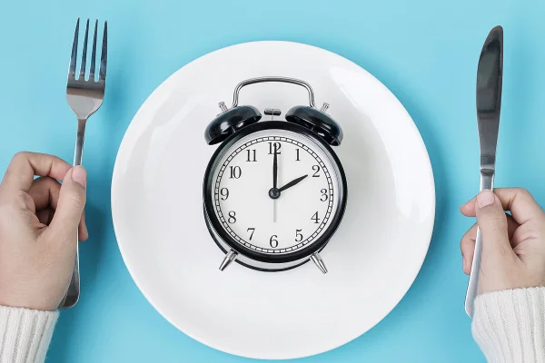 Nutricionista revela horário ideal de jantar para quem quer emagrecer