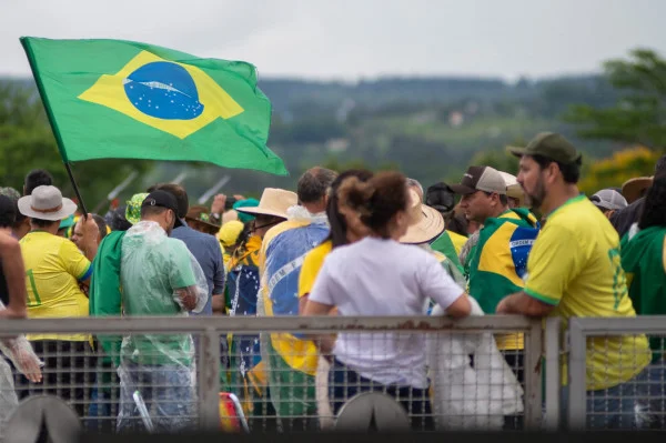Imagem colorida de bolsonaristas em frente ao Palácio da Alvorada, em Brasília - Metrópoles