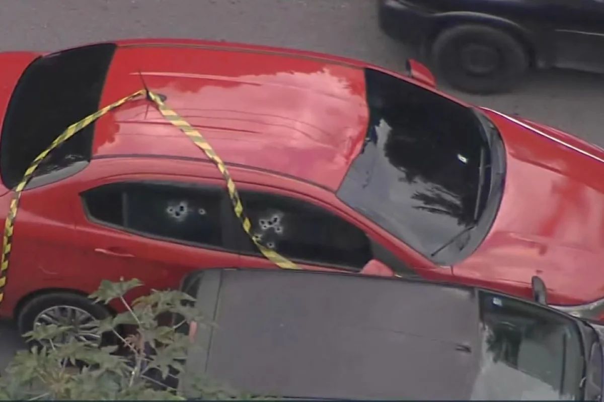 Homem e criança baleados dentro de carro em Cotia Homem e criança baleados dentro de carro em Cotia