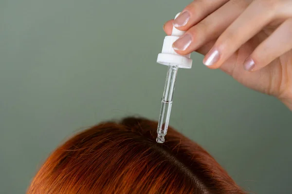 Mulher aplica solução no couro cabelo - Metrópoles