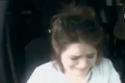 Instinto Materno: Taylor Parker foi abordada na rodovia e interrogada na cama do hospital