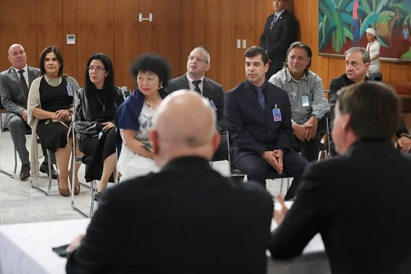 O presidente Jair Bolsonaro reunido com o suposto "gabinete paralelo"