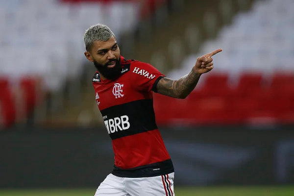 Em jogo do Flamengo é assim: um dia é do VAR, o outro é do apitador