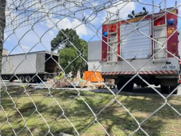 Caminhão pega fogo em barracão de empresa de entregas em Curitiba