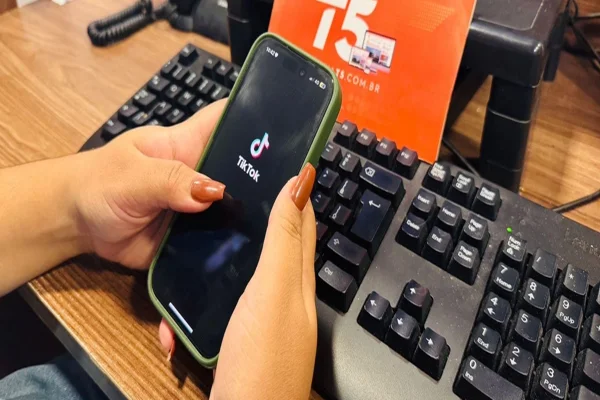 Imagem colorida, mulher mexendo no tiktok - Metrópoles