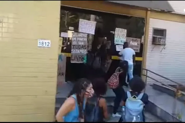 Policial atira durante manifestação de mulheres no RJ