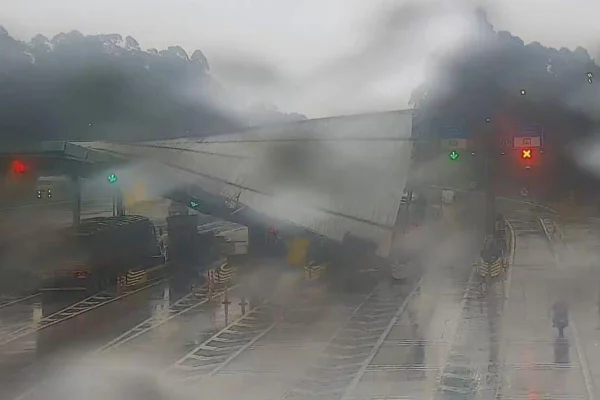 Ninguém ficou ferido. Motorista perdeu controle da direção enquanto mudava de faixa e destruiu estrutura do pedágio no Rodoanel Mário Covas - Metrópoles