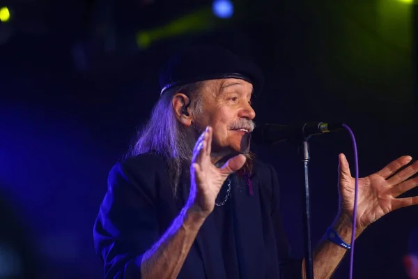 Cantor Terry Luttrell, de 78 anos, sofre grave acidente nos EUA após dormir ao volante - Metrópoles