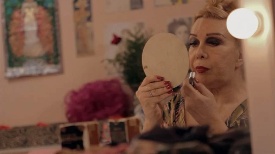 Dirigido pela atriz Leandra Leal, o documentário <a href="http://www.metropoles.com/filme/divinas-divas"target="_blank">"Divinas Divas"</a> recupera histórias e memórias de um grupo de travestis que circulou na cena cultural carioca nos anos 1970. Venceu o prêmio de público no Festival do Rio 2016. <a href="https://www.youtube.com/watch?v=HxahJR71wJY"target="_blank">Veja trailer</a> Dirigido pela atriz Leandra Leal, o documentário <a href="http://www.metropoles.com/filme/divinas-divas"target="_blank">"Divinas Divas"</a> recupera histórias e memórias de um grupo de travestis que circulou na cena cultural carioca nos anos 1970. Venceu o prêmio de público no Festival do Rio 2016. <a href="https://www.youtube.com/watch?v=HxahJR71wJY"target="_blank">Veja trailer</a>