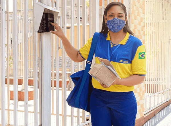 Correios funcionária mulher / Metrópoles